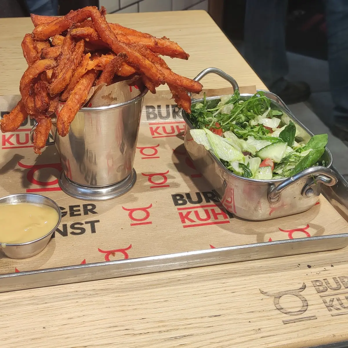 Süßkartoffelpommes Mit Salat