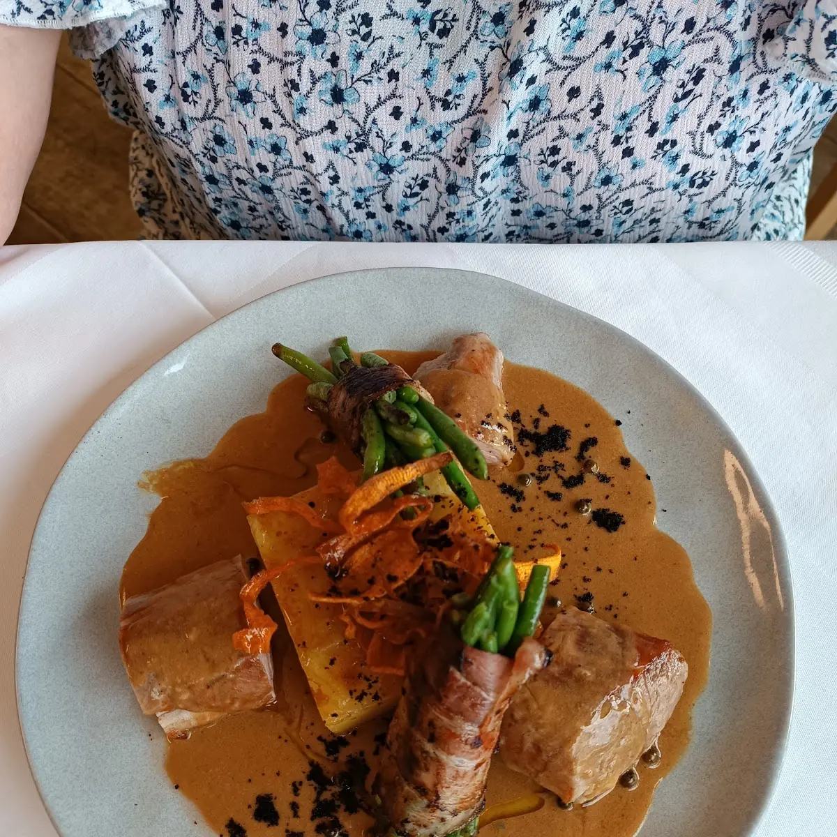 Medaillons Vom Schweinsfilet Pfeffersauce Kartoffelgratin Und Speckfisollen