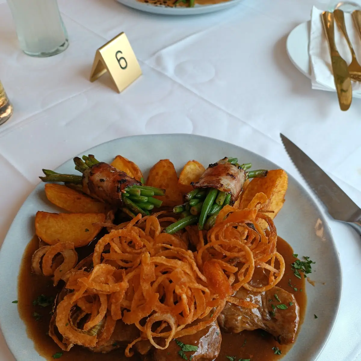 Zwiebelrostbraten Mit Bratkartoffeln Und Speckfisollen