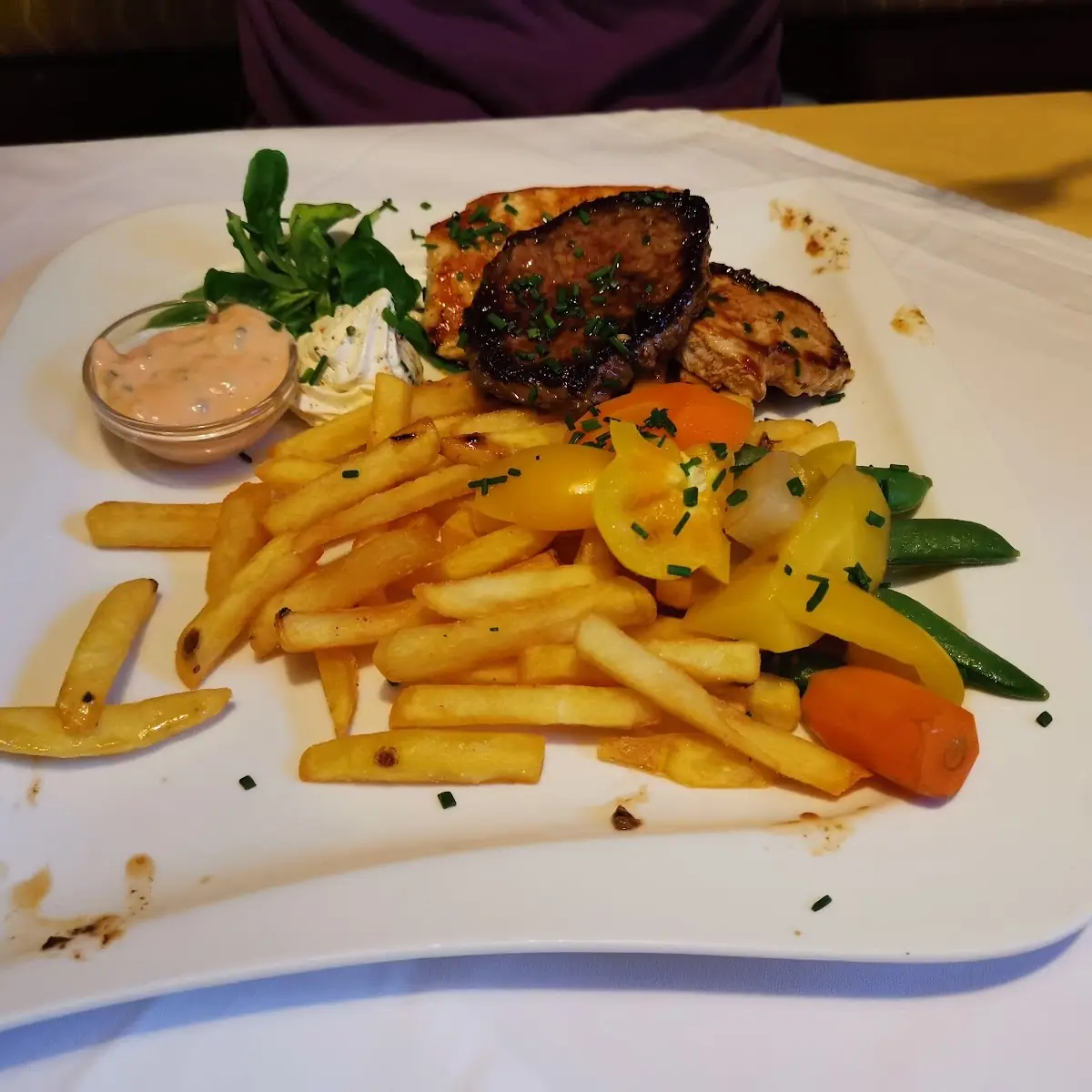 Grillteller Mit Pommes Frites