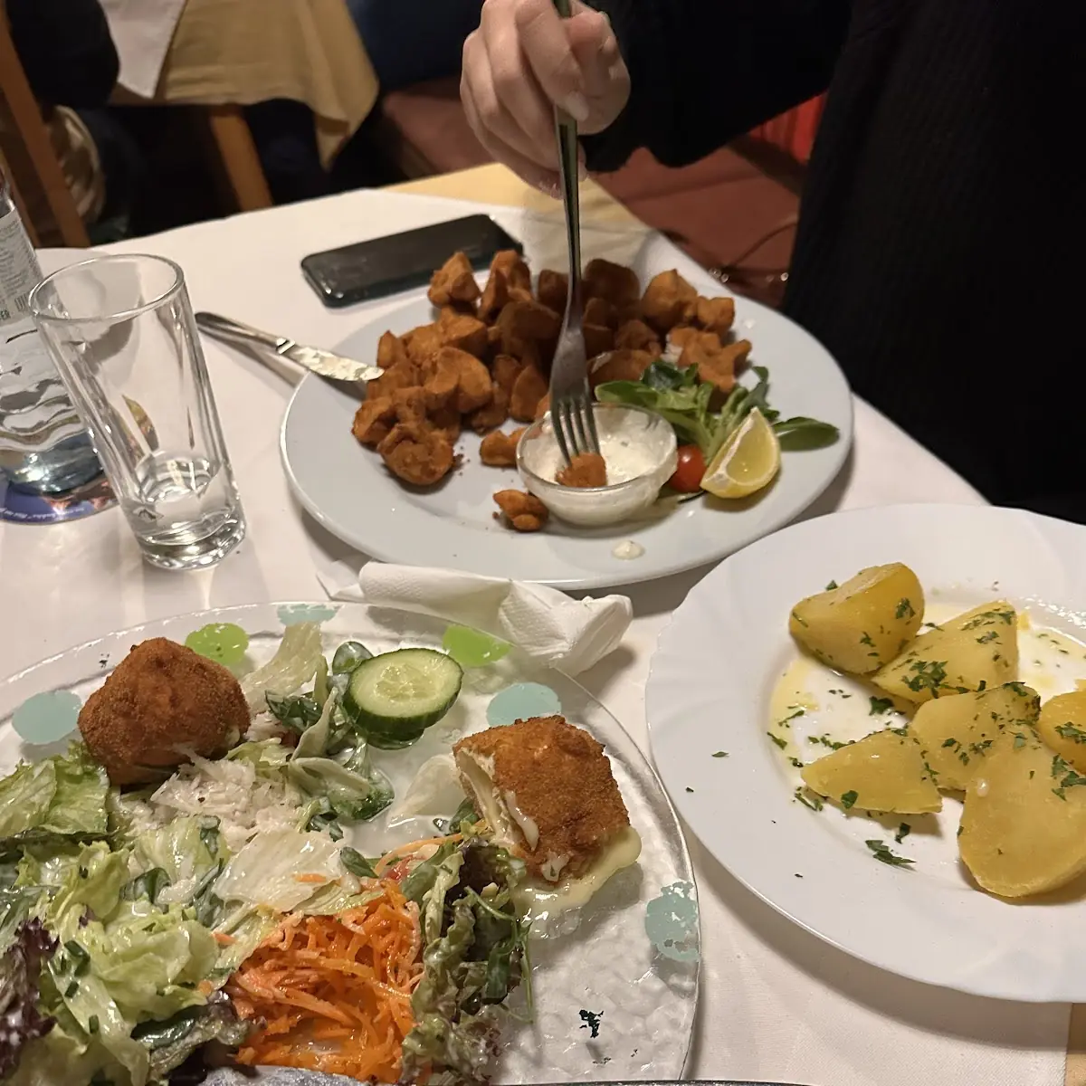 Panierte Camambert Käse Mit Salat Und Panierte Champignons Mit Kartofel