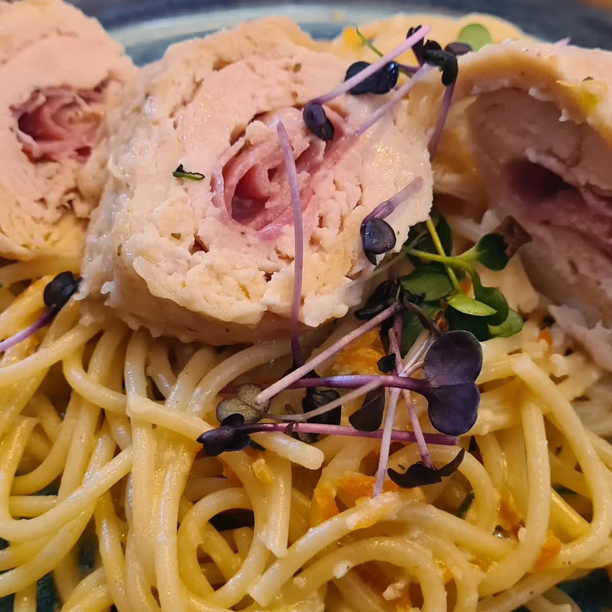 Gefülltes Huhn Auf Knoblauchspaghetti