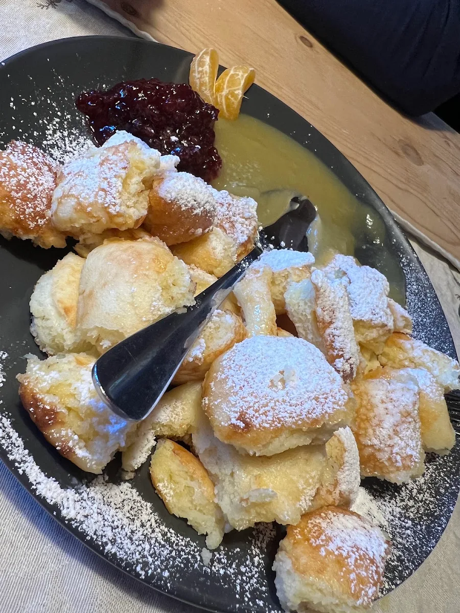 Kaiserschmarrn Mit Apfelmus Und Preiselbeeren