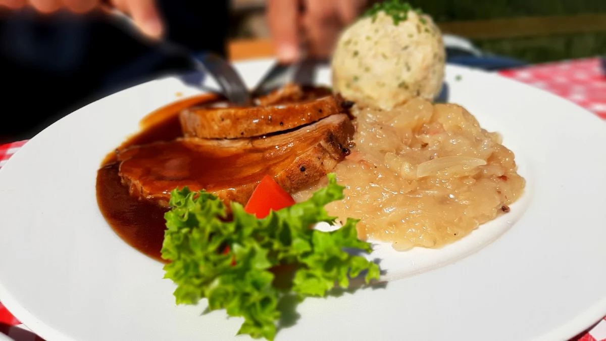 Schweine Medallions Mit Semmelknödel Und Sauerkraut