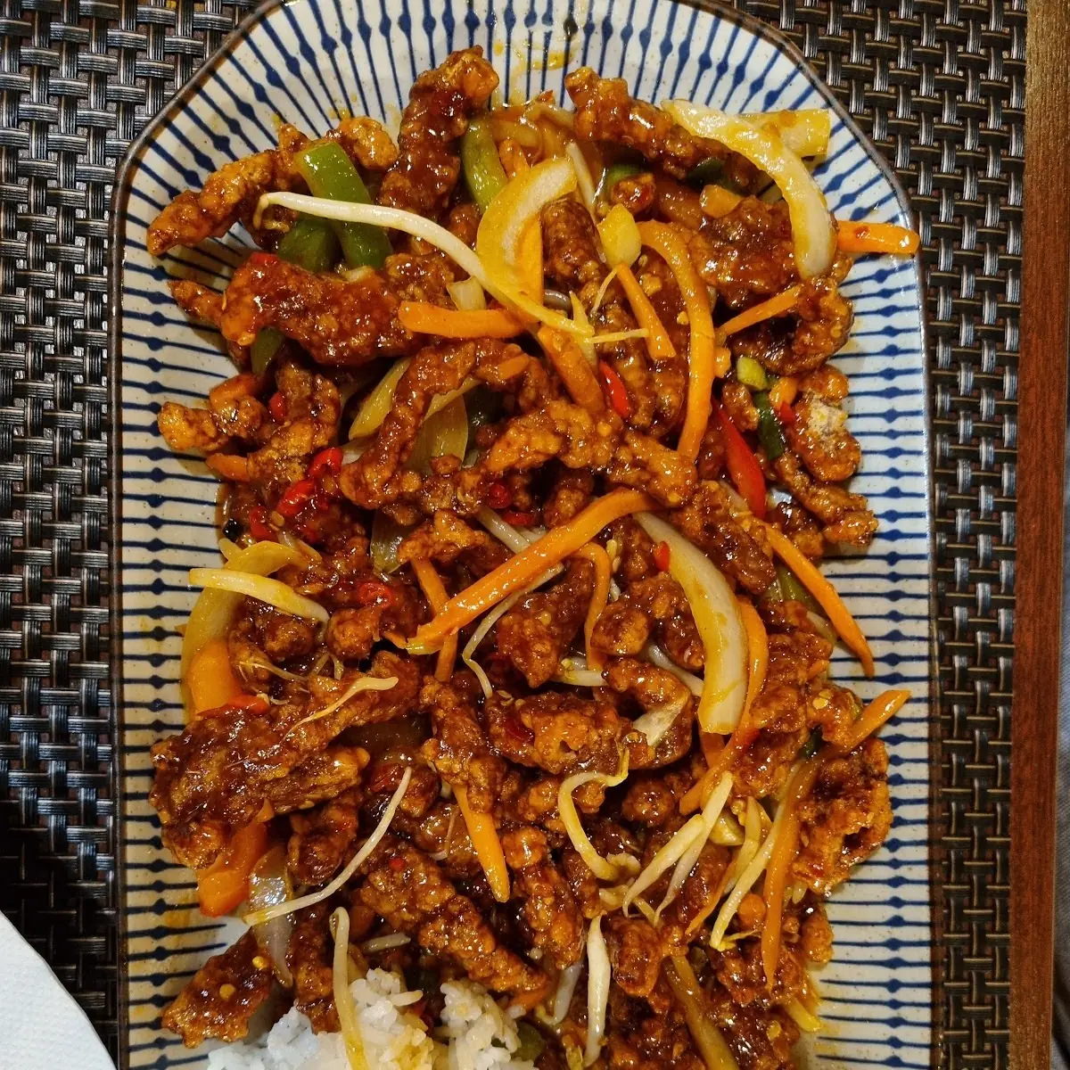 Knuspriges Rindfleisch Mit Gemüse Und Reis