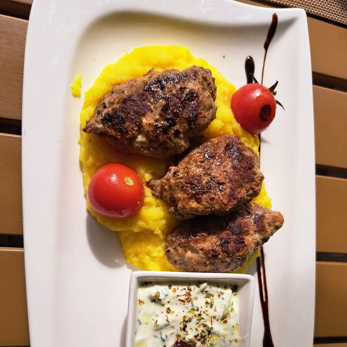 Bifteki Mit Trüffelpüree Und Tzaziki
