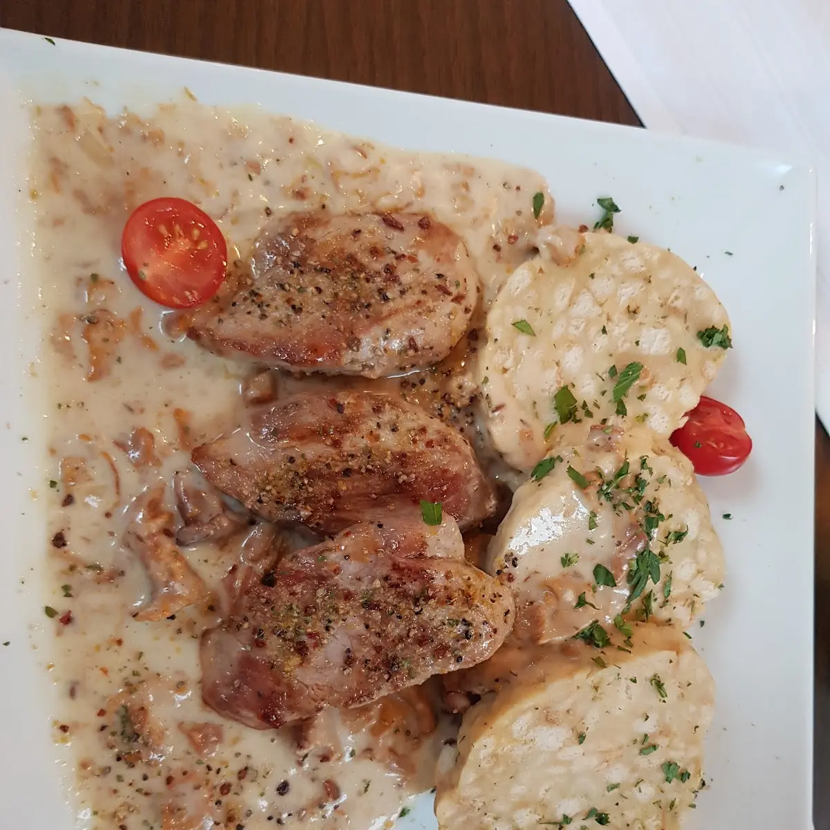 Schweinsmedaillons Auf Eierschwammerlsauce