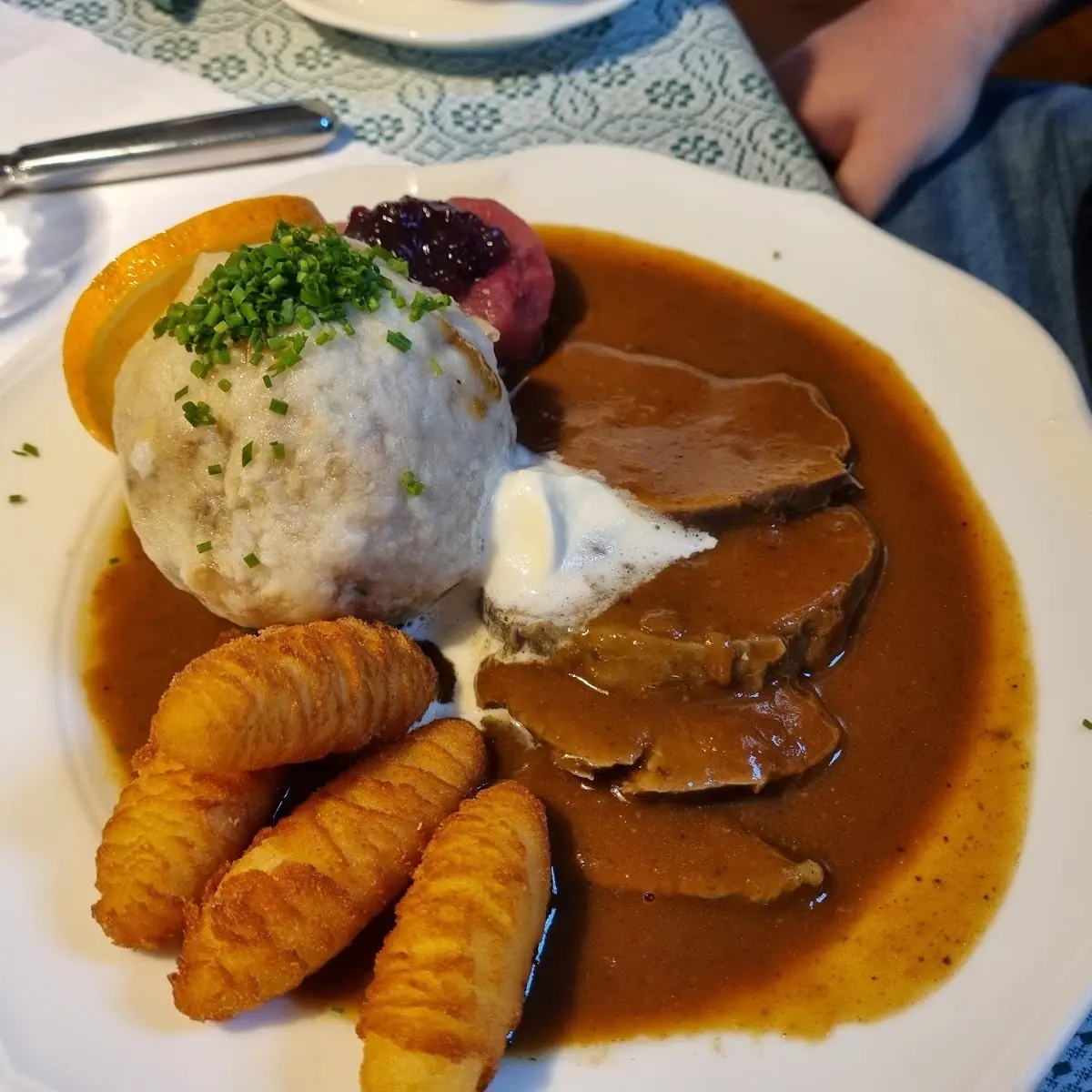 Reh Mit Kroketten Und Knödel
