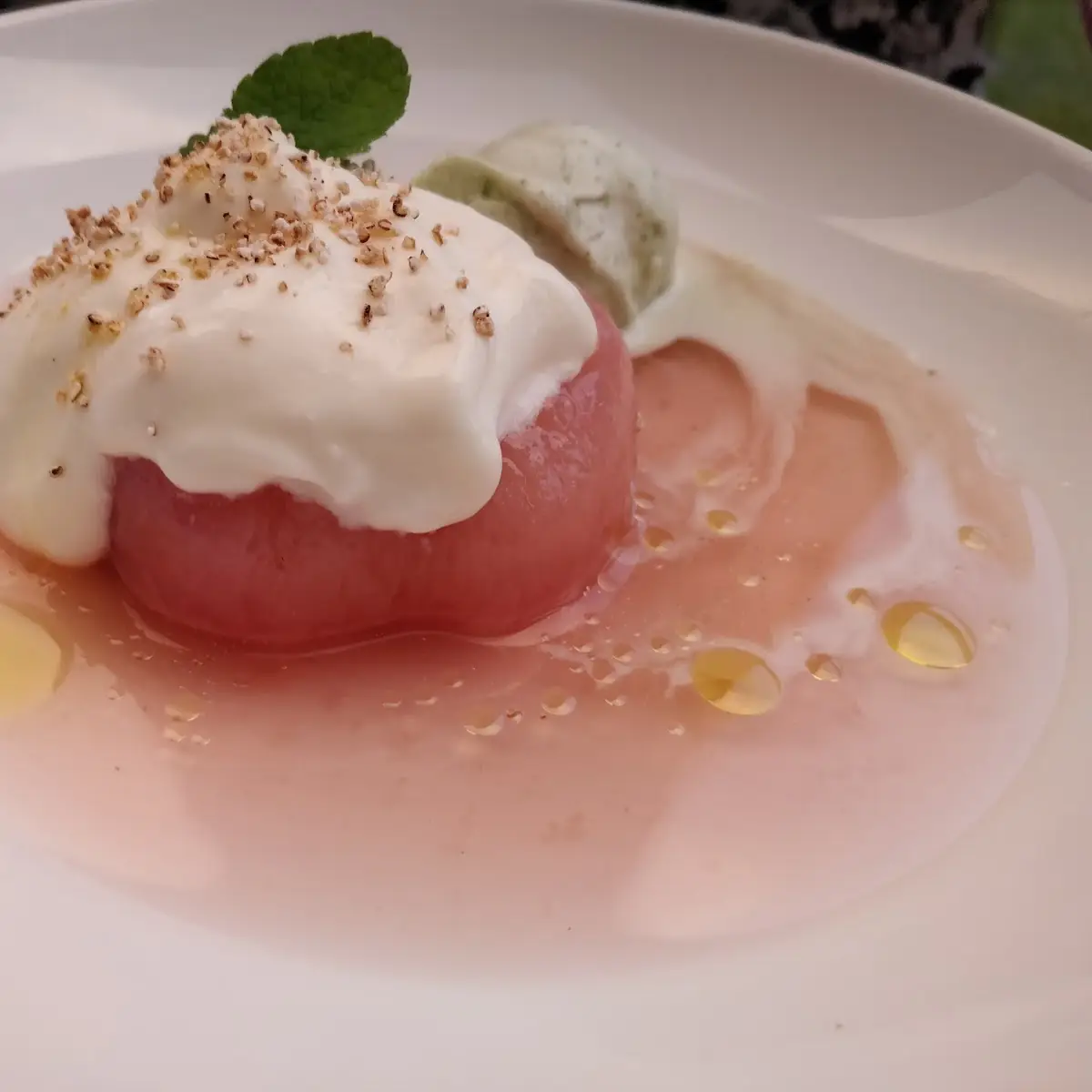 Zitronenmelissencreme Mit Minzeis Und Olivenöl Und Gerösteter Quinoa