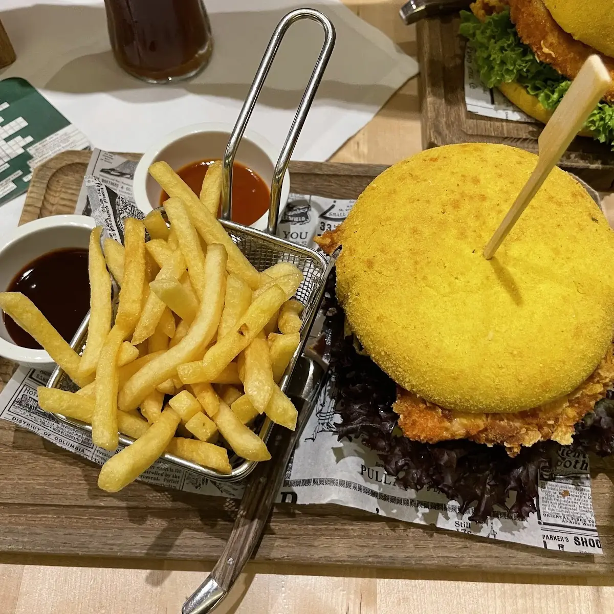 Chrispy Chicken Burger Mit Pommes