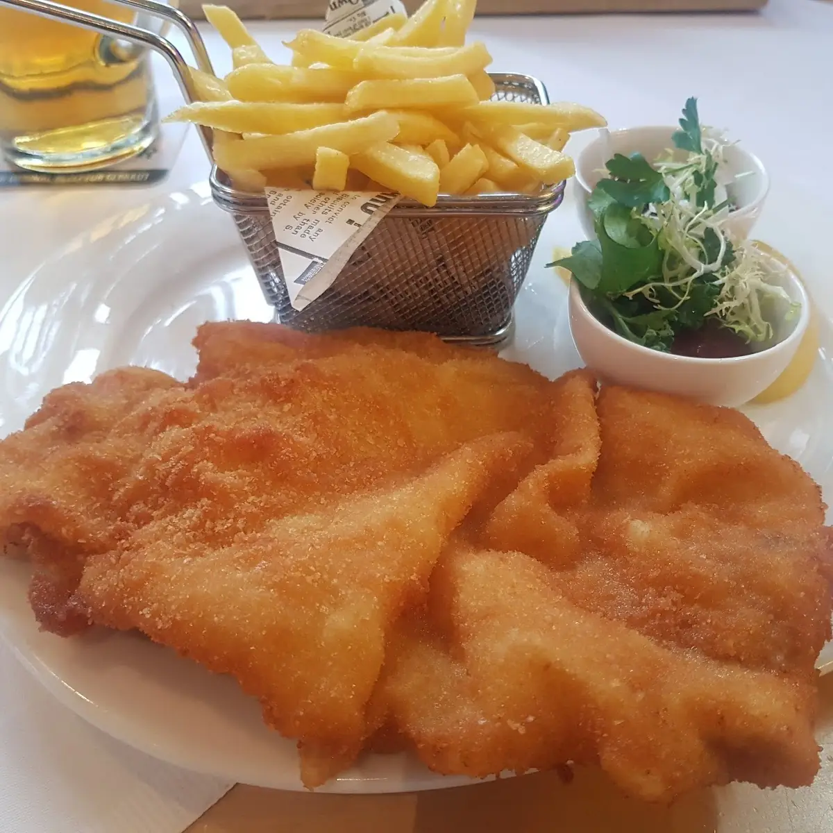 Cordon Bleu Mit Pommes Und Gemischtem Salat