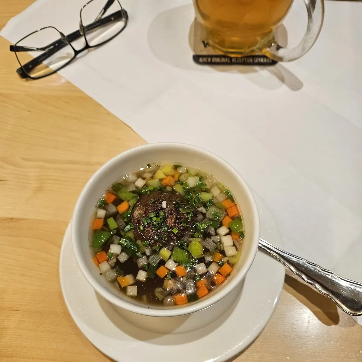 Rindssuppe Mit Gemüse Und Leberknödel