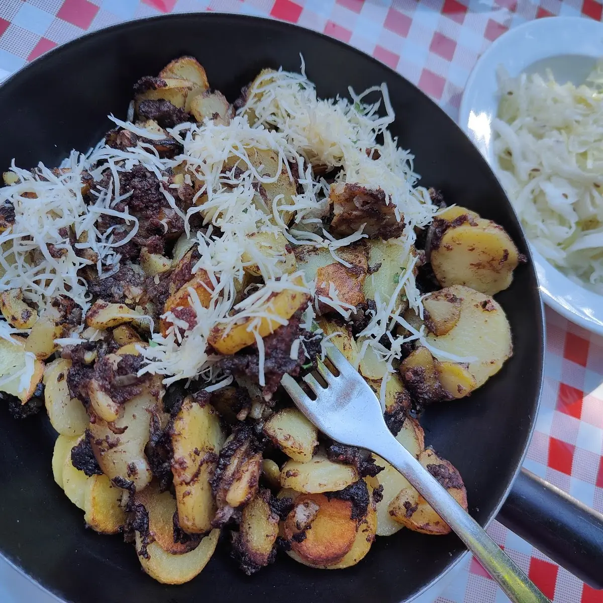 Blunzengröstl Mit Krautsalat