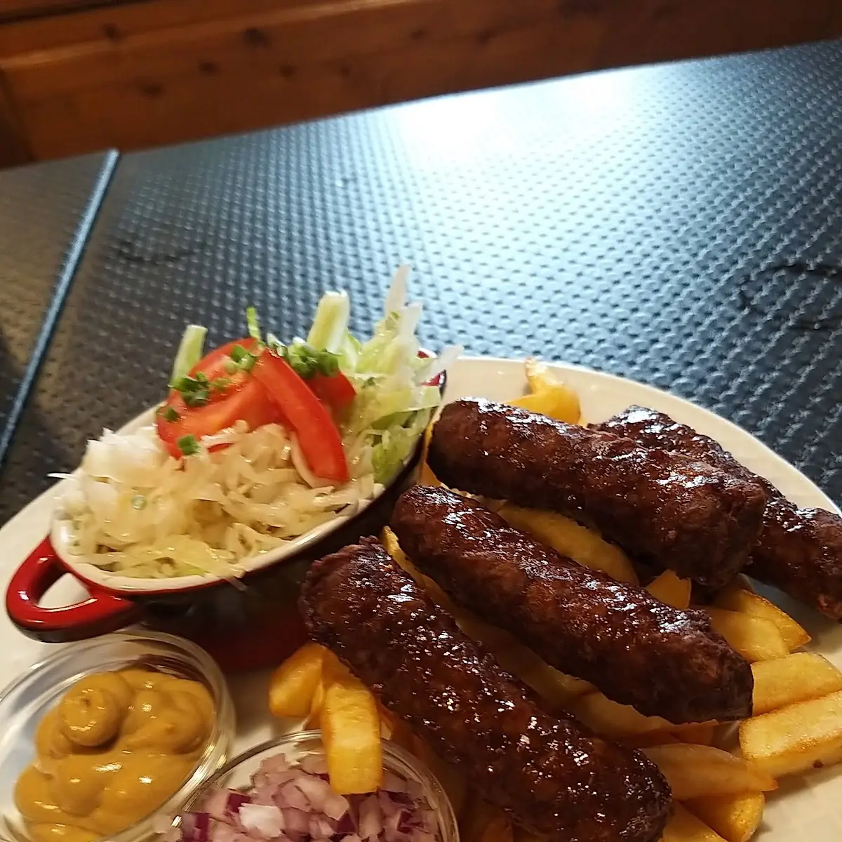 Cevapcici Mit Pommes Und Beilage
