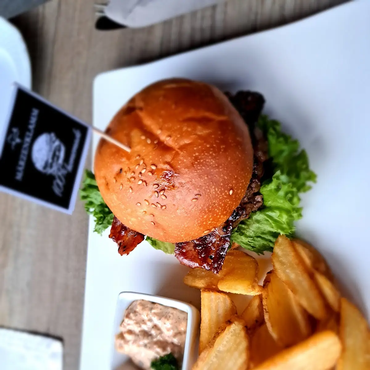 Blattl Rindfleisch Burger I Bauernpommes