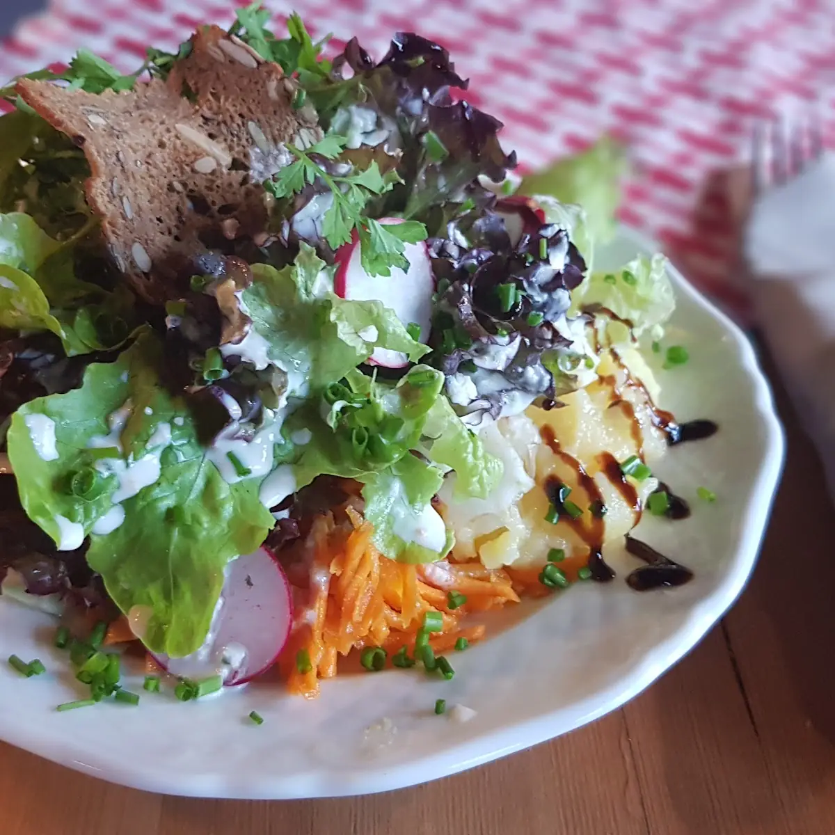 Bunter Salat & Forellenfilet