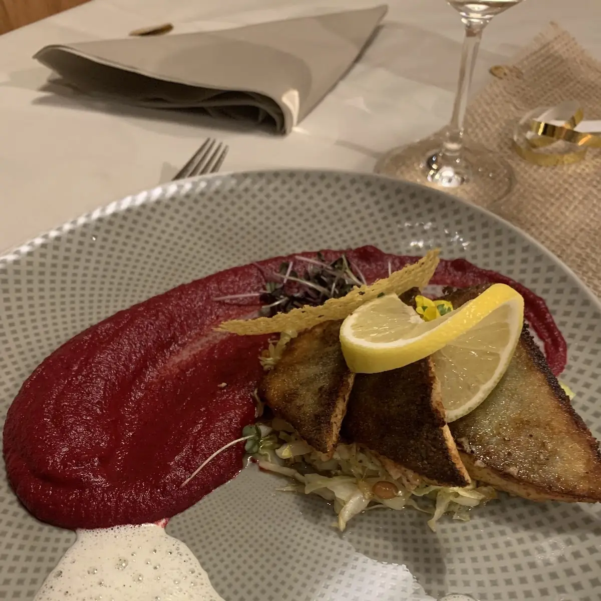 Filet Vom Bachsaibling Gebraten Rote Bete-püree I Spitzkraut