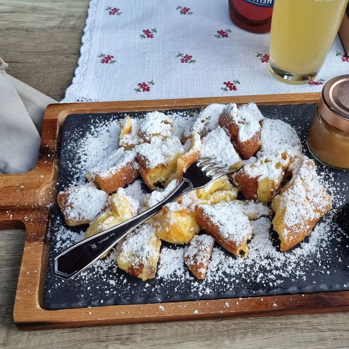 Gezuckerter Kaiserschmarrn Mit Apfelmus
