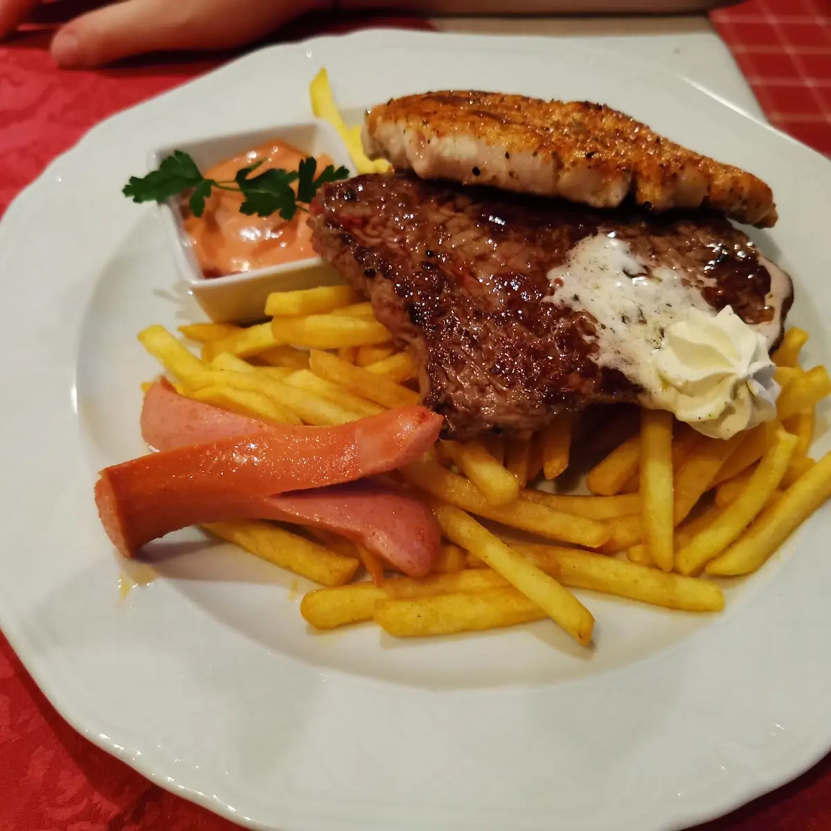 Grillteller Schwein Und Rind I Kräuterbutter I Pommes