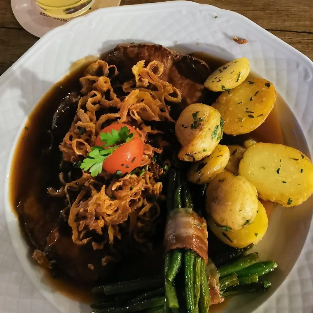 Rosa Gebratener Zwiebelrostbraten Vom Rind I Kräuterkartoffeln I Bohnenbund Im Speckmantel