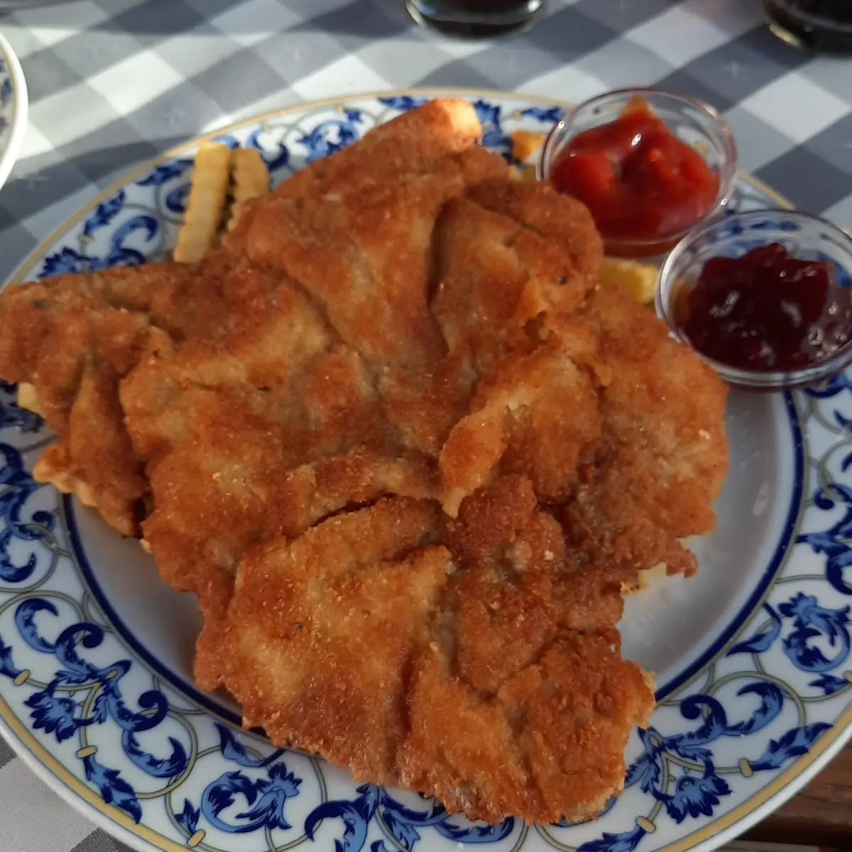 Schnitzel Mit Pommes Und Salat