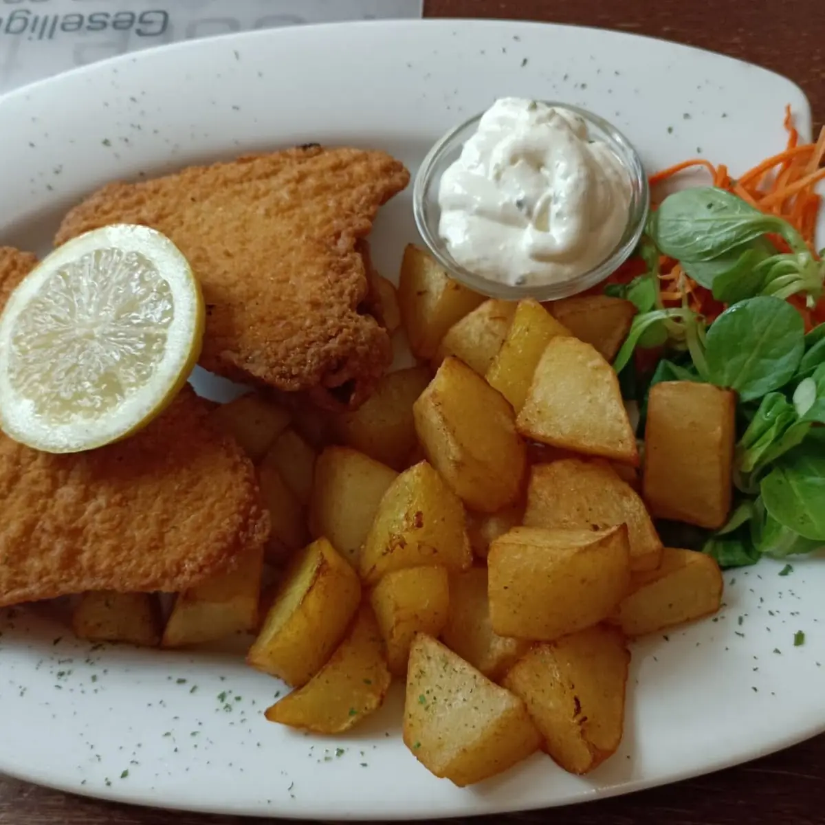 Scholle Mit Bratkartoffeln Und Gemischter Salat