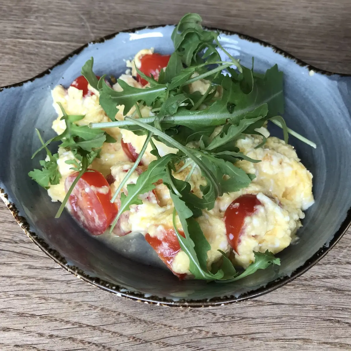Rühreier Mit Schafskäse Und Tomaten Und Rucola