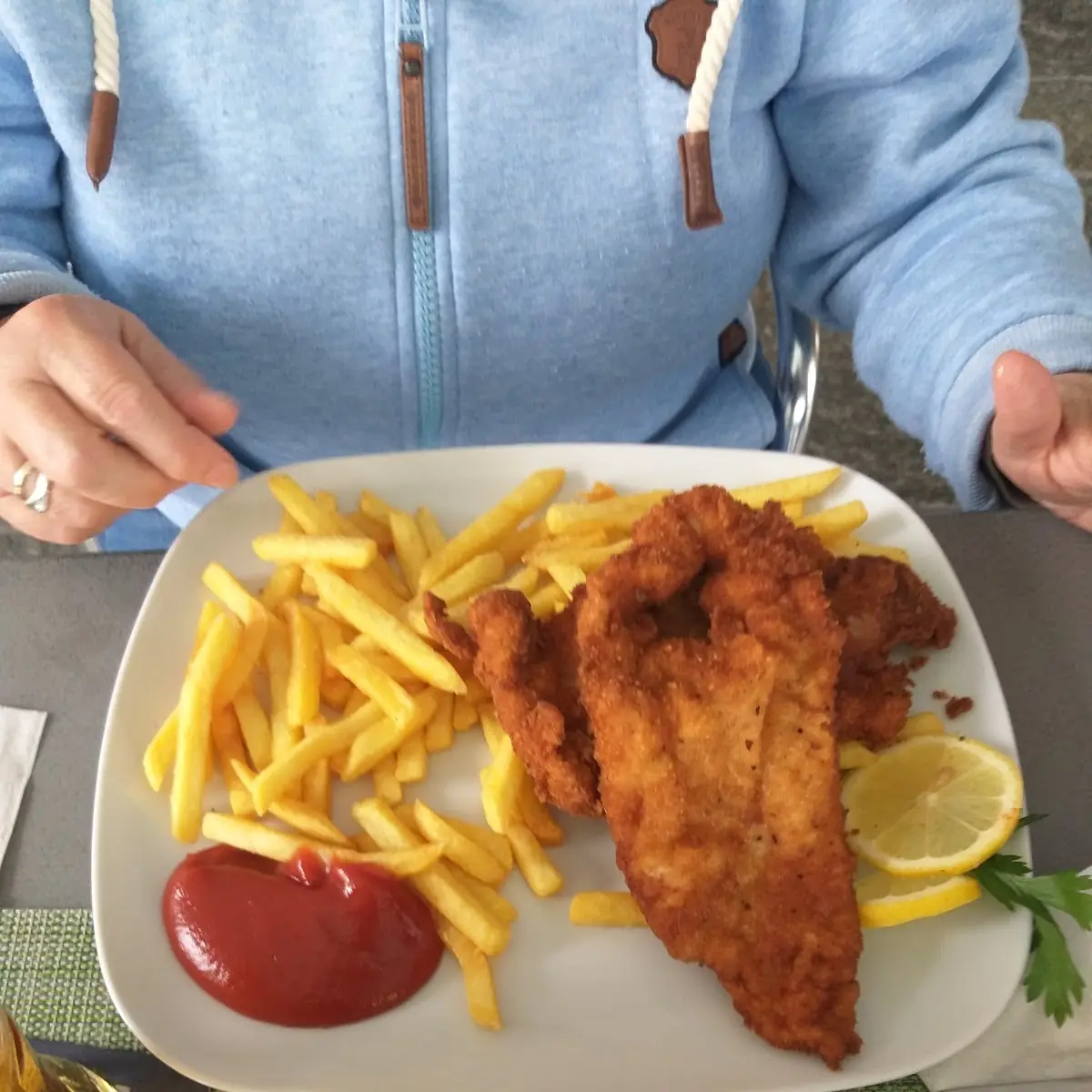 Schweineschnitzel Wiener Art Mit Pommes