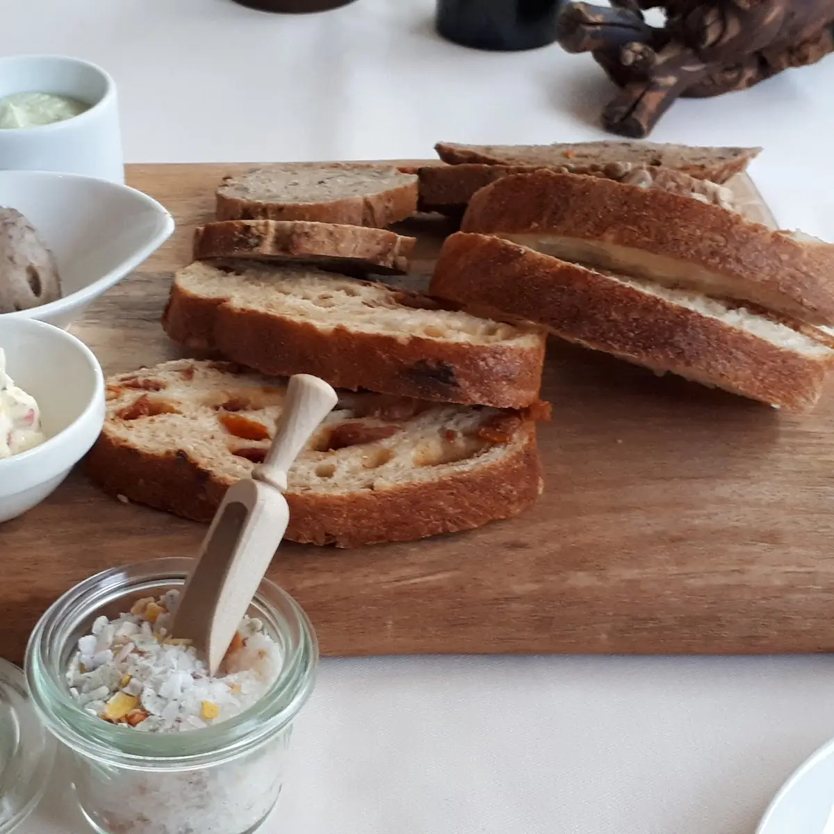 Gedeck Mit Verschiedenen Brotsorten Schmalz Mit Grammeln Kräuterbutter