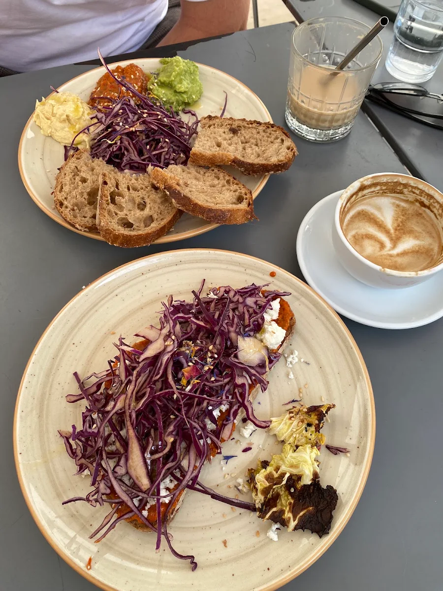 Nook Platte & Sauerteigbrot Mit Muhammara Und Feta