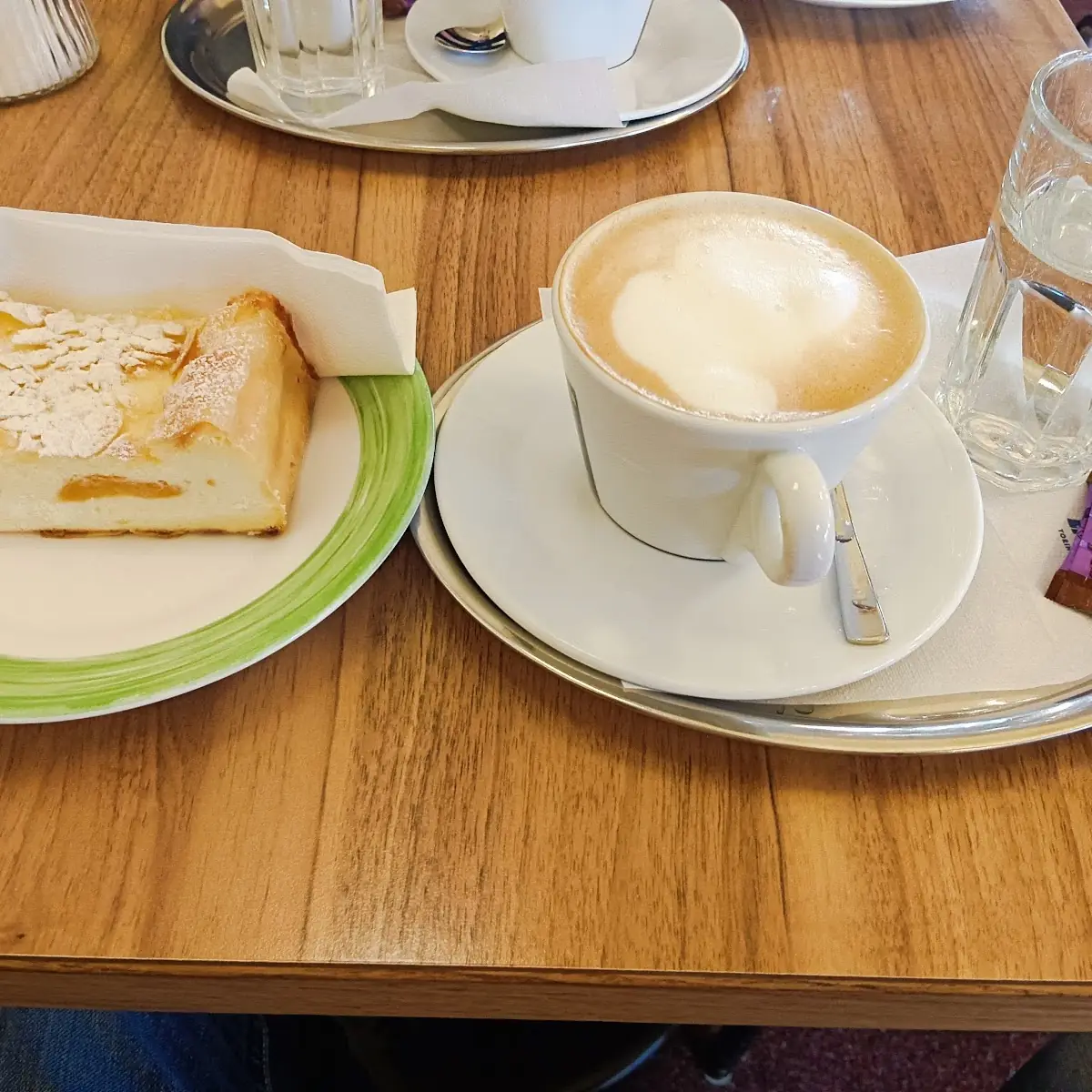 Melange Mit Marillen Topfen Schnitte