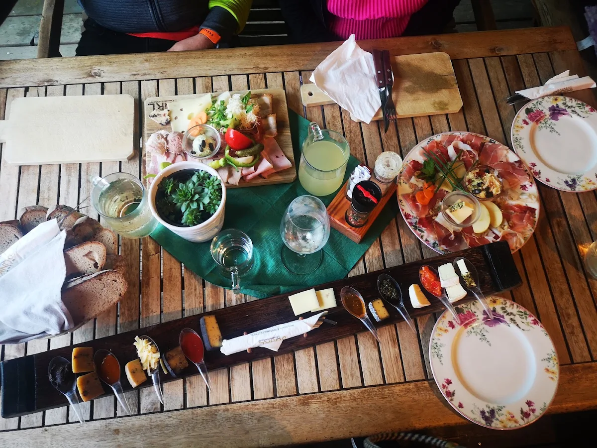 Rohschinkenteller Brettljause Und Käse Am Brett