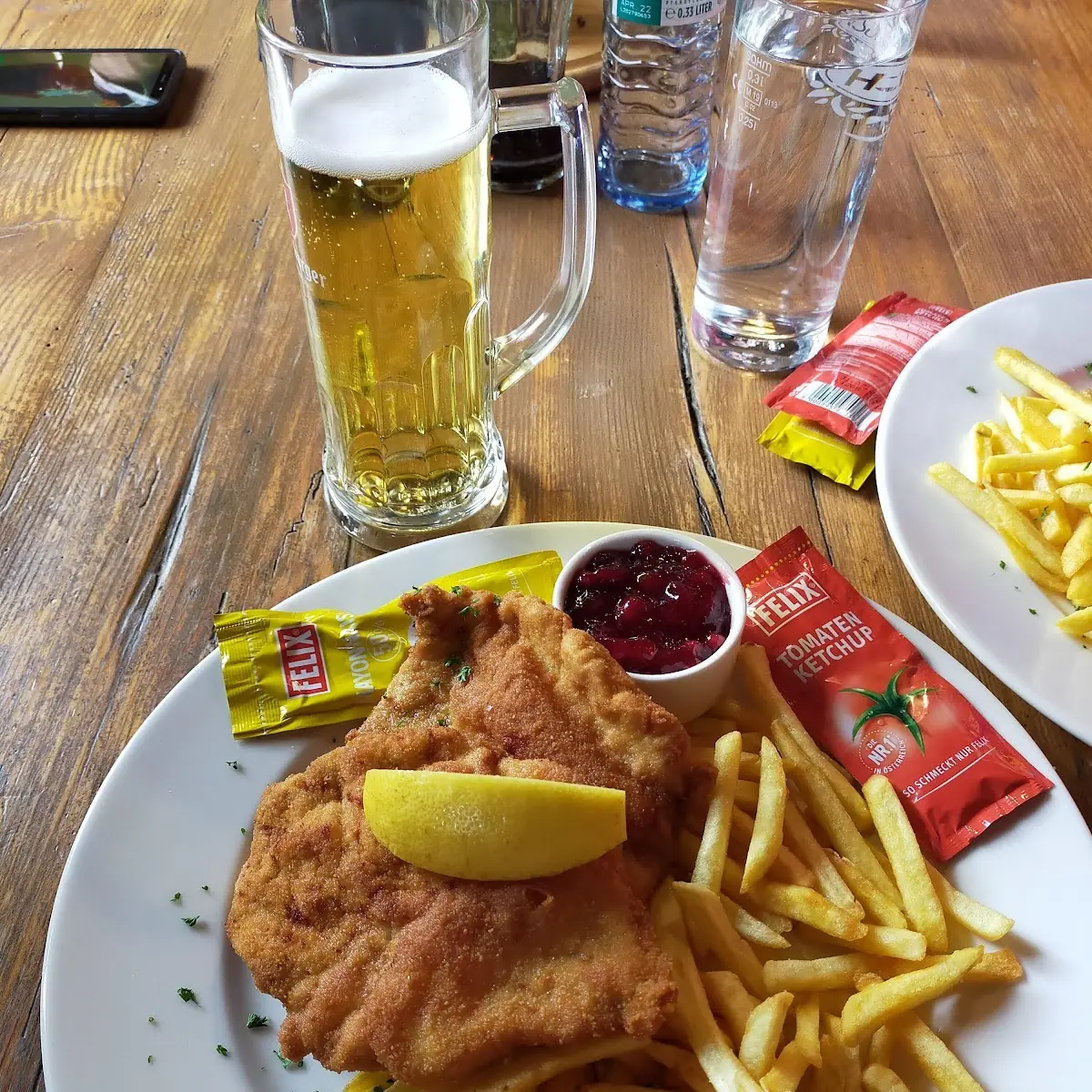 Schnitzel Gefüllt Mit Speck Käse Und Zwiebel Dazu Pommes