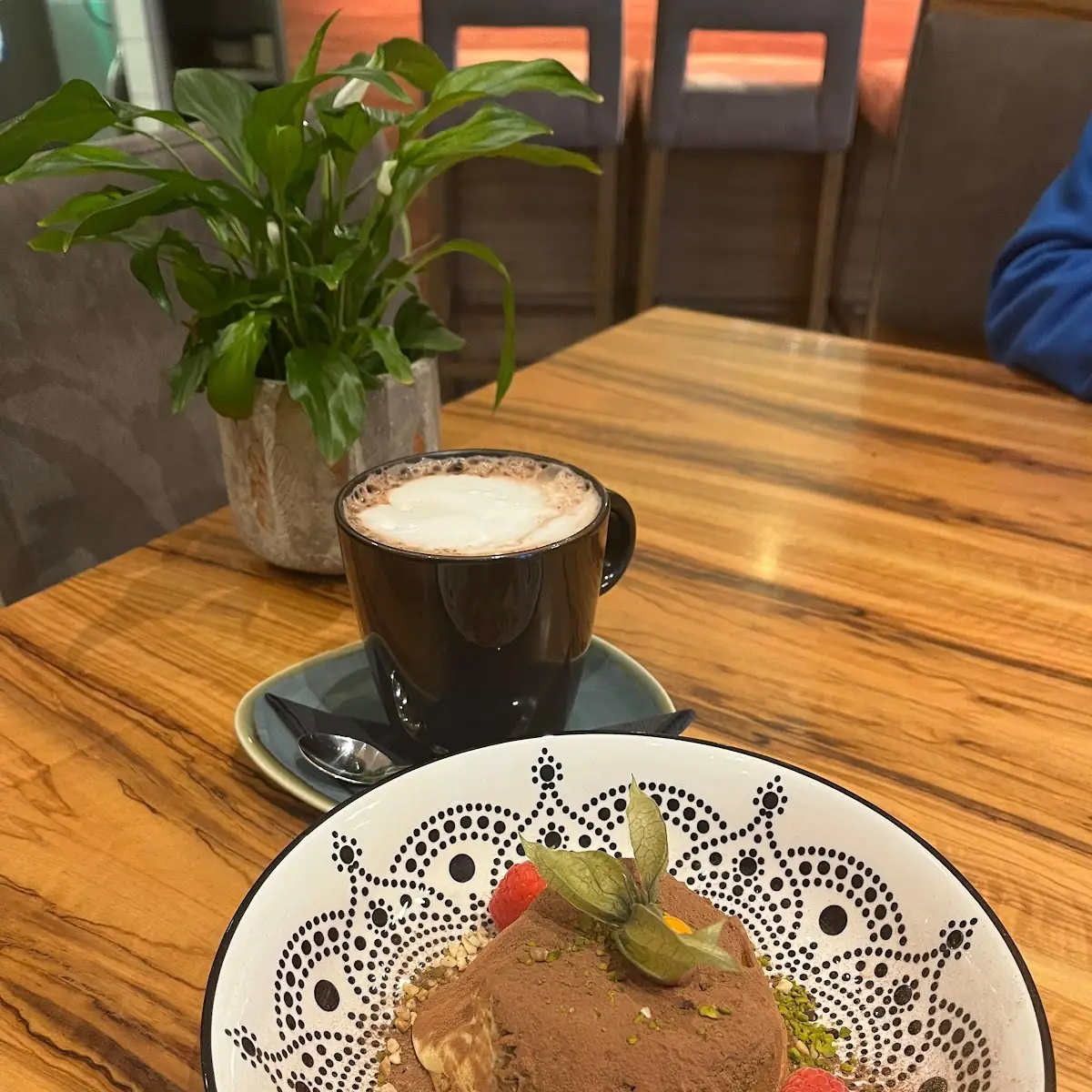 Hausgemachtes Tiramisu Und Heiß Schokolade