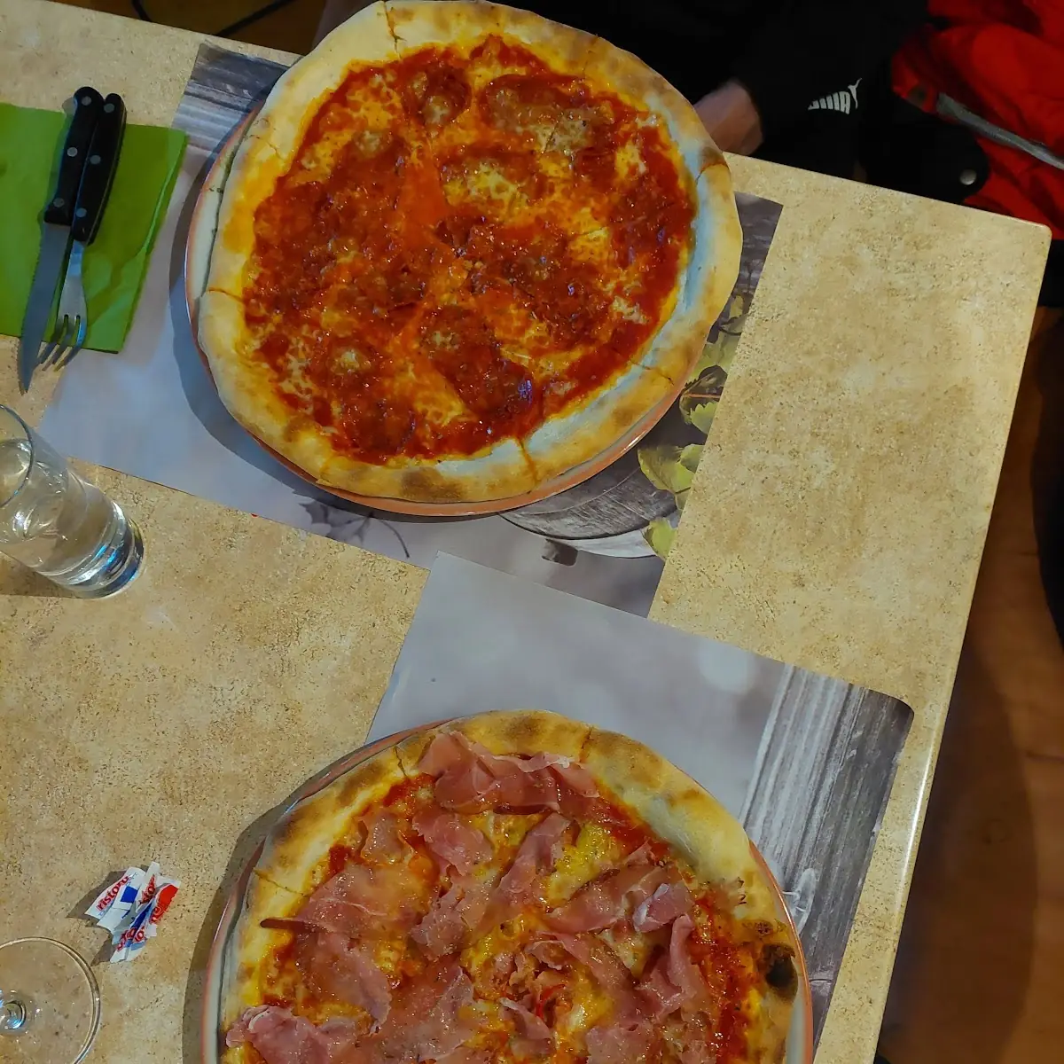 Salami Und Prosciutto Pizza