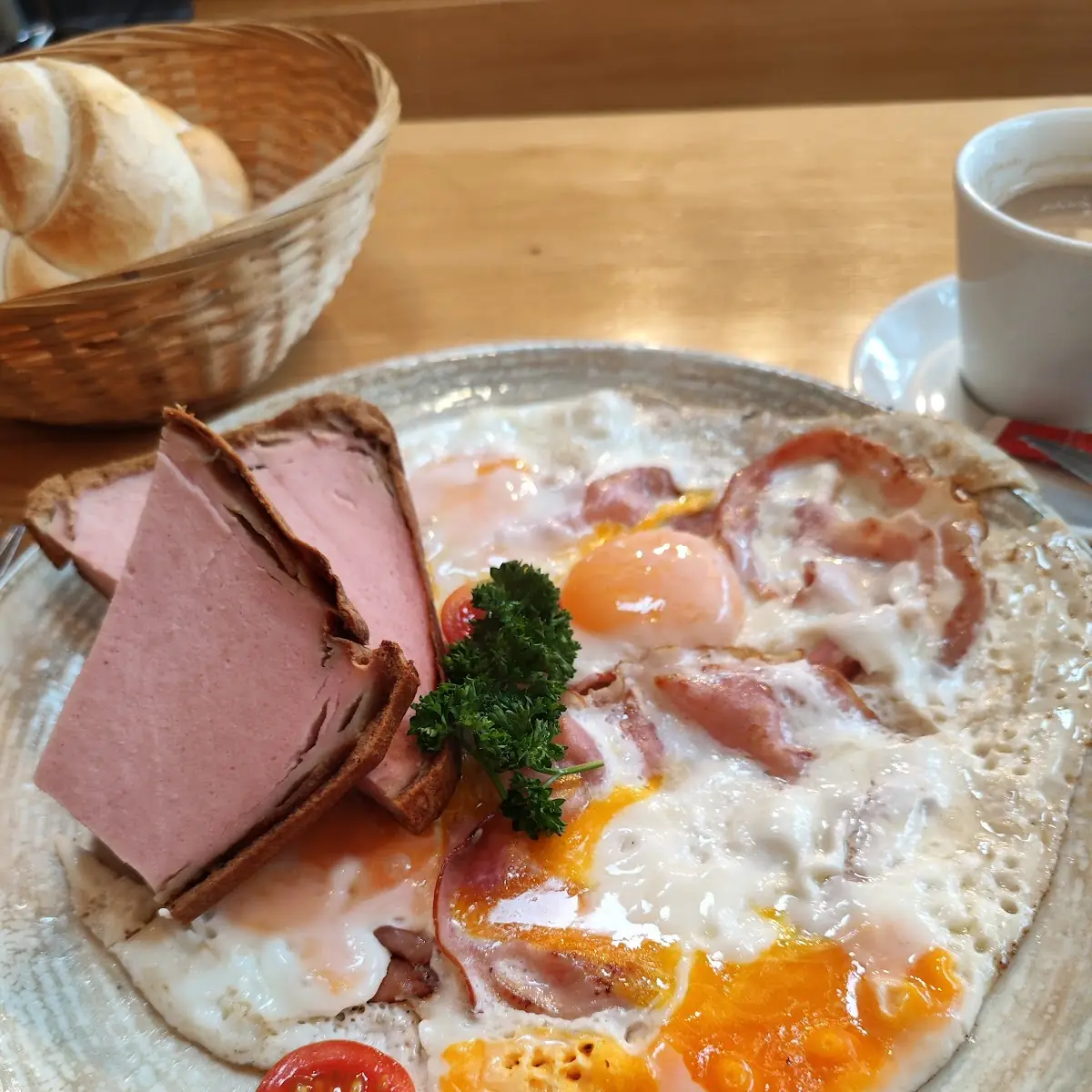Ham And Eggs Mit Leberkäse