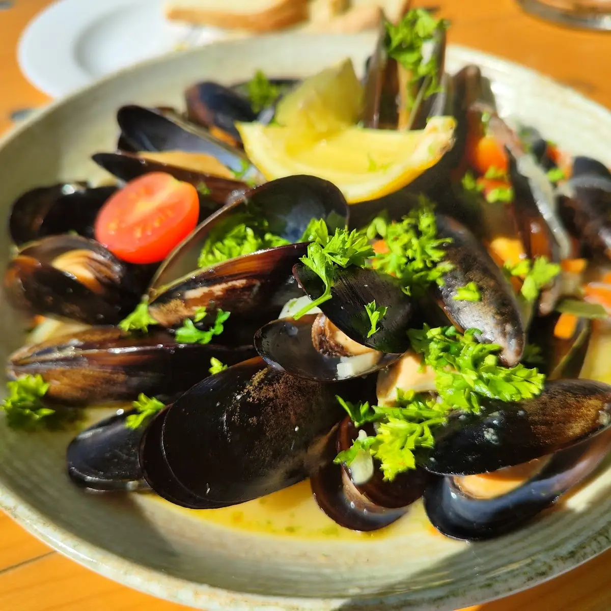Miesmuscheln In Weißweinsauce Mit Knoblauchbrot