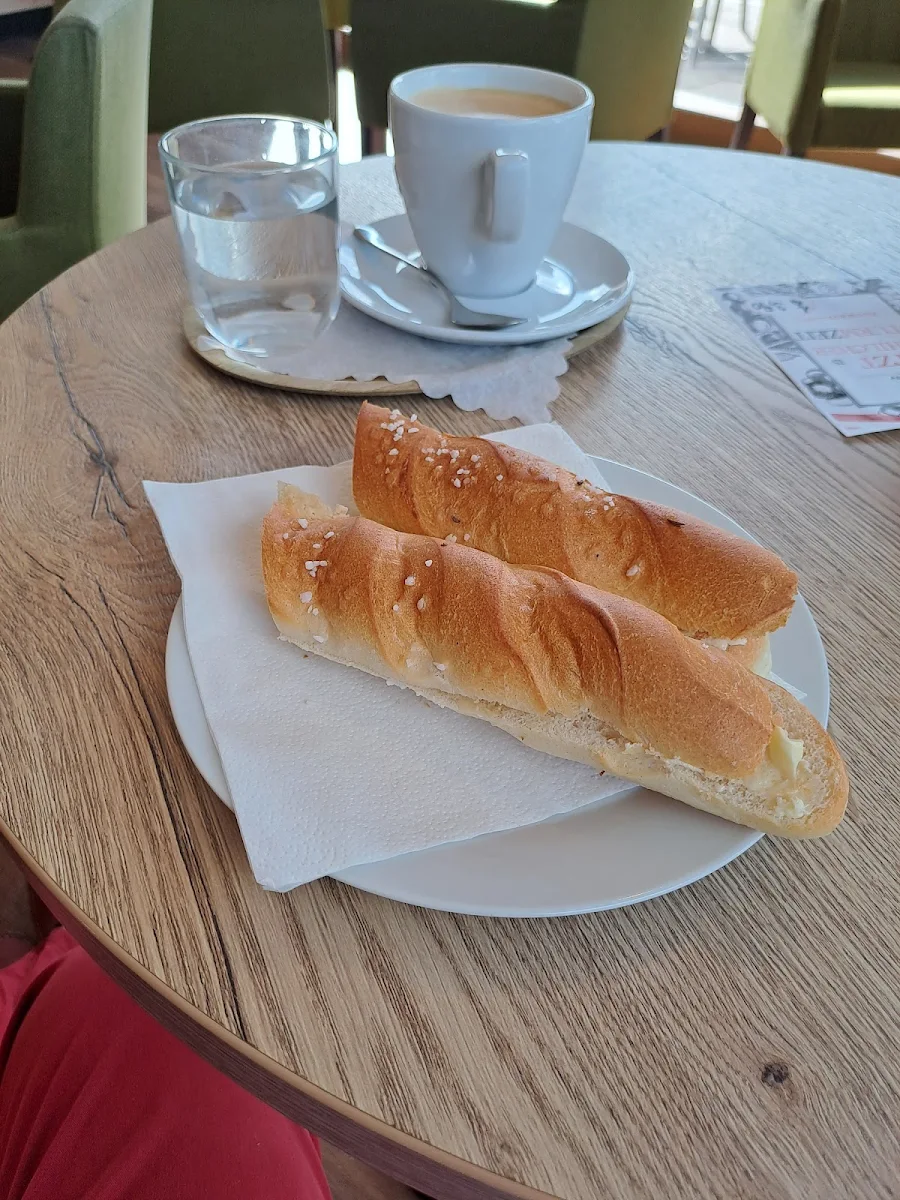 Salzstangerl Mit Butter & Melange