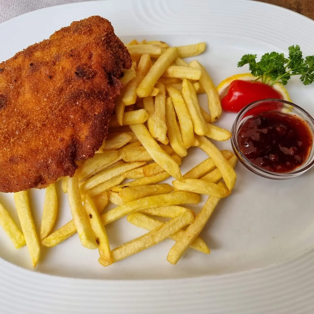 Hühnerschnitzel Mit Pommes Frites - Chicken Schnitzel With Fries