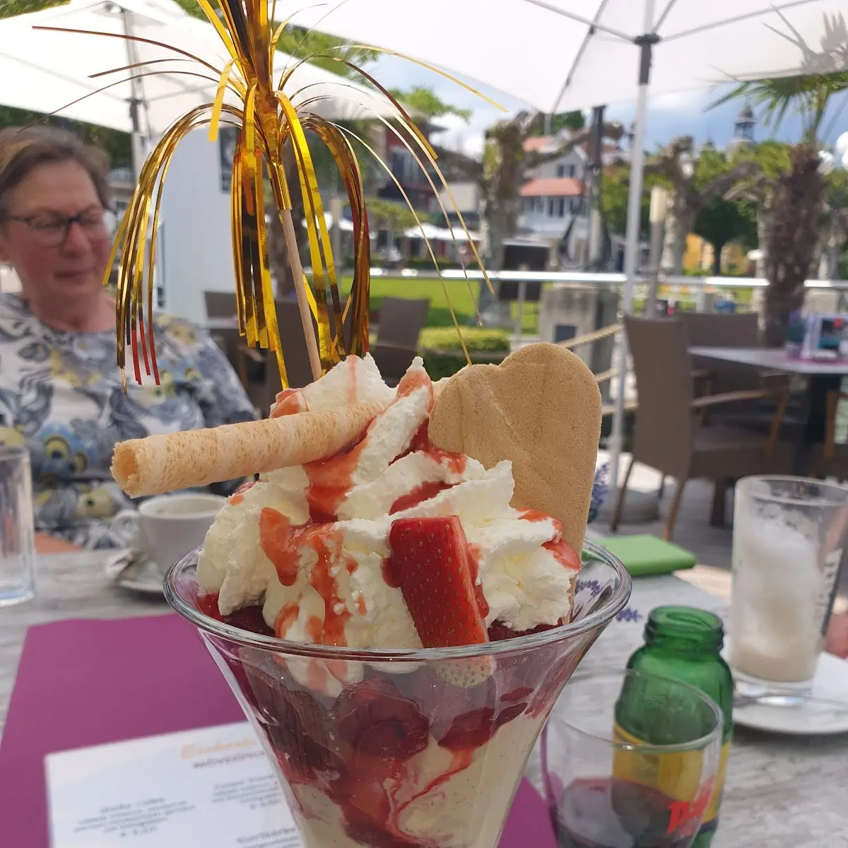 Joghurt-eis-becher
