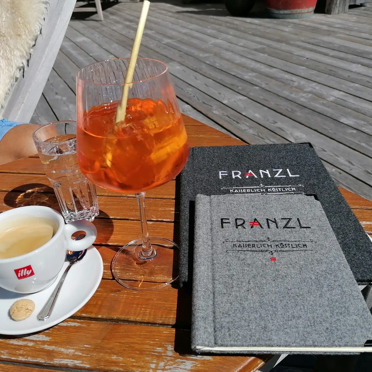 Cappuccino Und Aperol Spritz