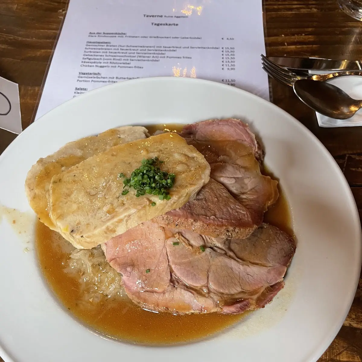 Schweinebraten Mit Serviettenknödel Und Sauerkraut