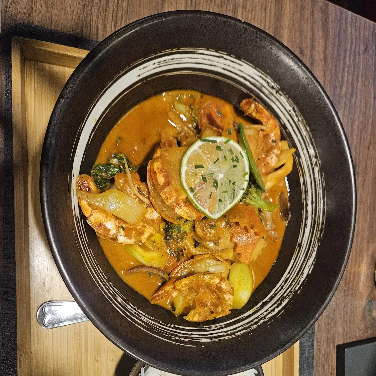 H10:  rotes Thai Curry mit Hühnerfleisch (scharf)
