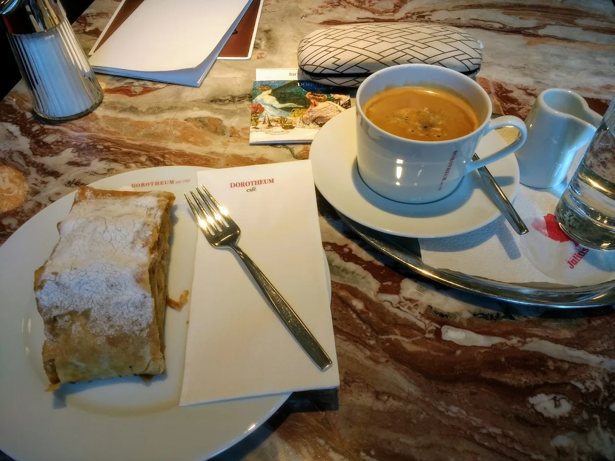 Großer Brauner Mit Apfelstrudel