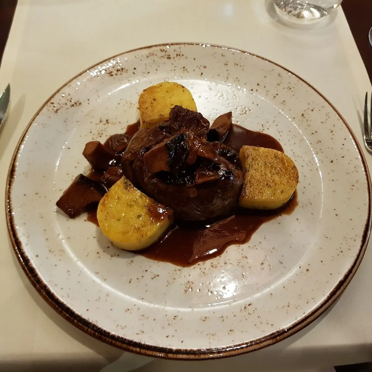 Filetto Di Manzo Alla Griglia Con Funghi Trifolati E Medaglioni Di Polenta Al Rosmarino