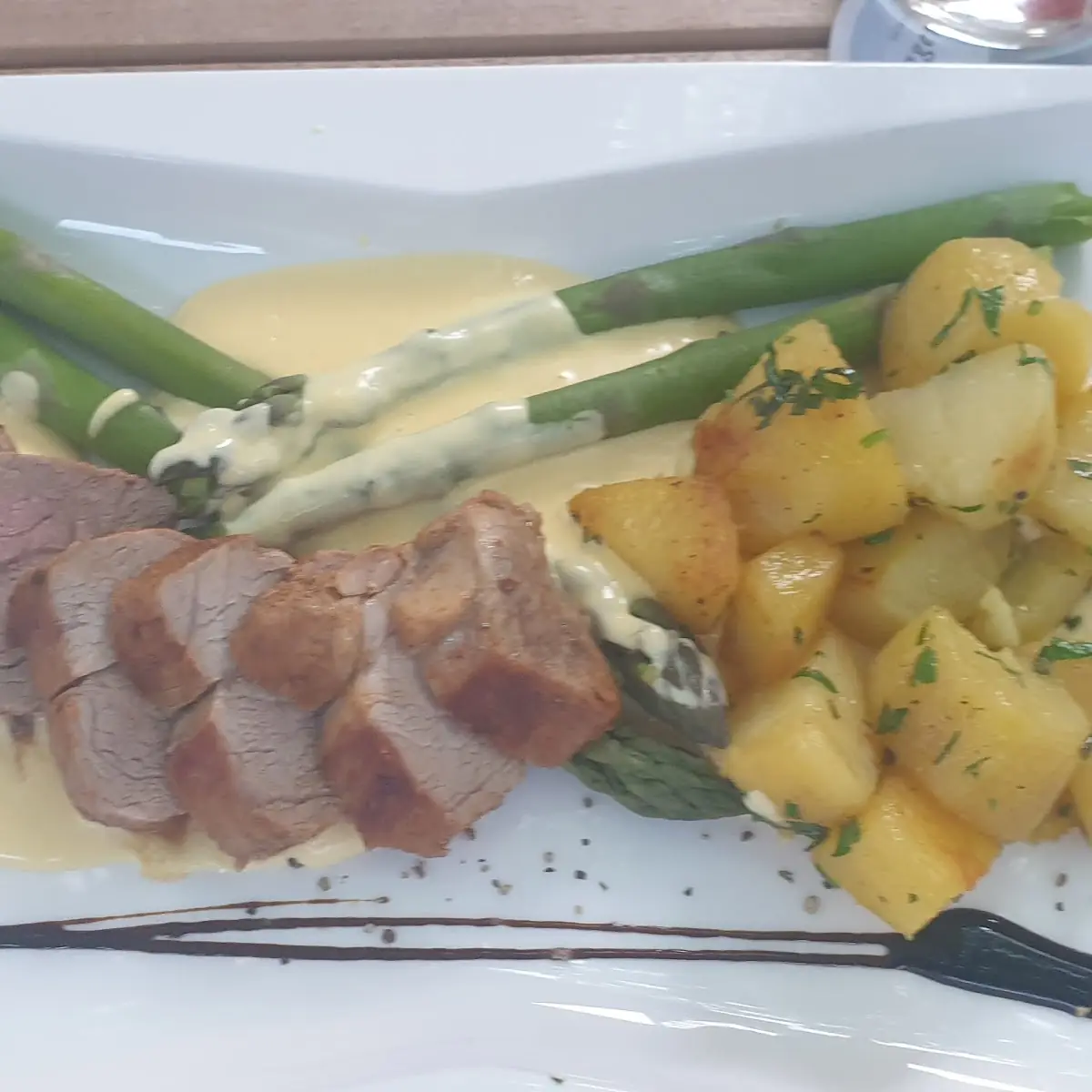 Grüner Spargel Mit Sauce Hollandaise Und Schweinsmedaillons
