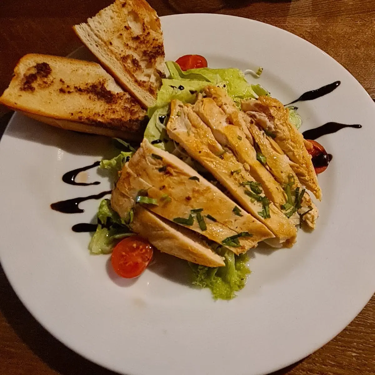 Salad Mit Gegrillter Pute Und Knoblauchbrot