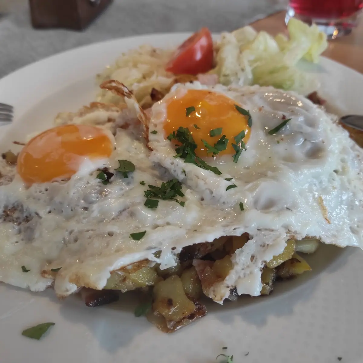 Bratkartoffeln Mit Spiegelei Und Salatgarnitur