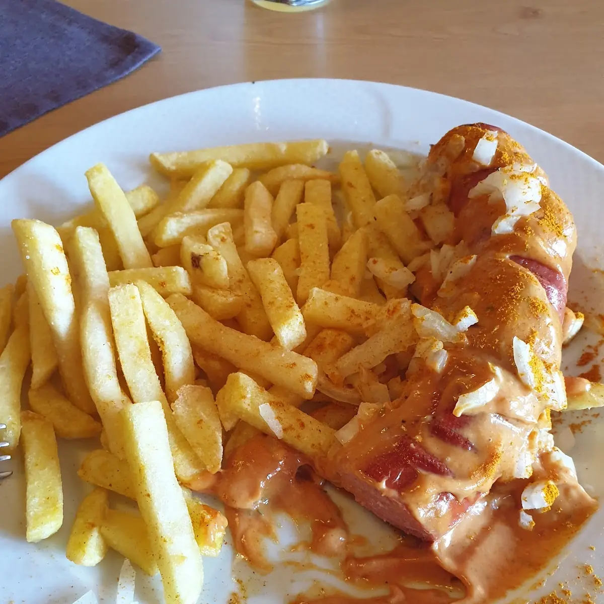 Currywurst Mit Pommes Frites Und Zwiebeln