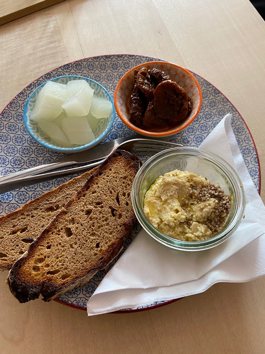 Hummus Toast Mit Frischem Hummus Gurke Getrockneten Tomaten Und Getoastetem Brot